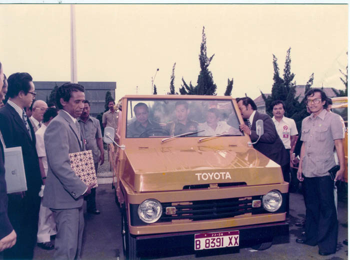 トヨタインドネシア40周年記念国民車キジャンの1：43スケール関係者記念配布。